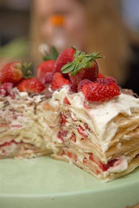 Crêpe-Torte mit Erdbeeren auf Servierplatte