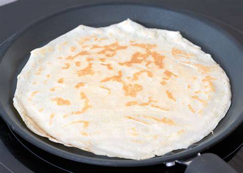 Crêpes in Pfanne goldgelb gebacken