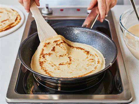 Crêpes in der Pfanne ausbacken