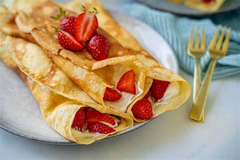 Crêpes mit Marmelade und geschlagener Sahne