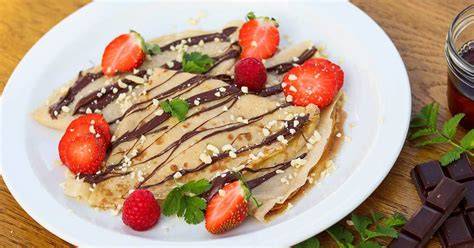 Crêpes mit Schokolade und frischen Früchten