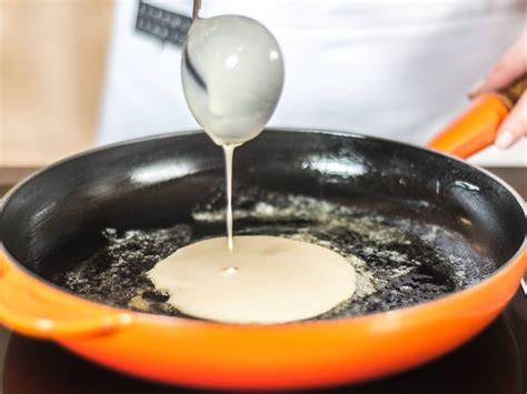 Crêpes werden in einer Pfanne goldgelb gebacken