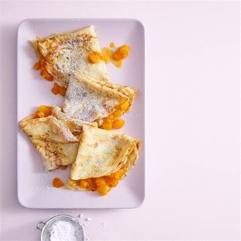 Crêpes-Pyramide mit Cassonade und Schokoladendeko