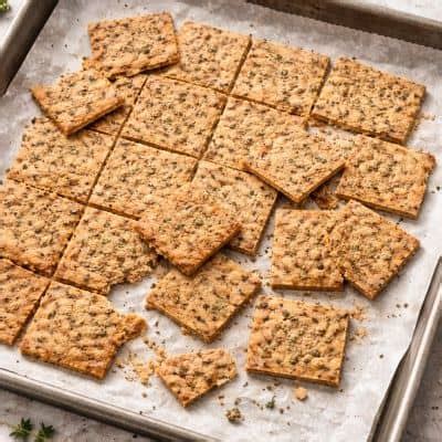 Cracker auf Backblech verteilt