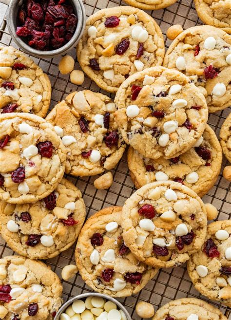 Cranberry Macadamia White Chocolate Cookies frisch aus dem Ofen