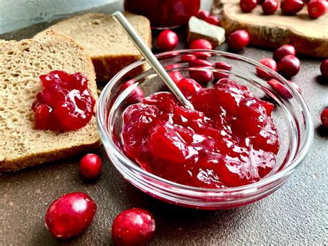 Cranberry Marmelade serviert mit Käse und Brot