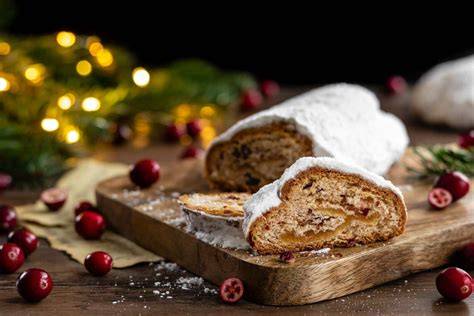 Cranberry Marzipan Weihnachtsstollen frisch gebacken