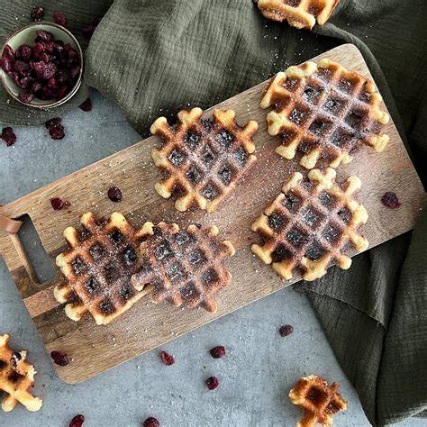 Cranberry-Cookies auf einem Holzbrett