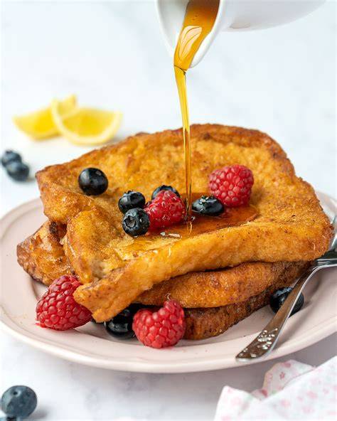 Cranberry-Orange-Frischkäse-Aufstrich auf Toast, dekoriert mit frischen Orangenzesten