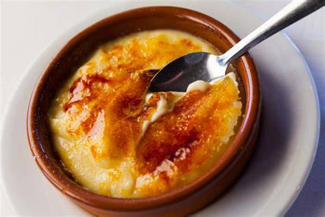 Crema Catalana Tarte mit Mürbteig und karamellisierter Oberfläche
