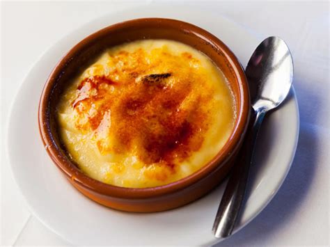 Crema Catalana im Tonschälchen mit karamellisierter Oberfläche