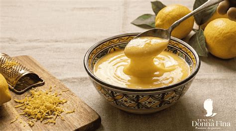 Crema di Limone Siciliana in Glasschalen, mit Zitronenzeste garniert