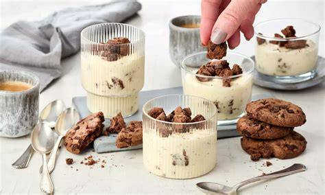 Creme in Gläsern angerichtet mit Lebkuchenstücken