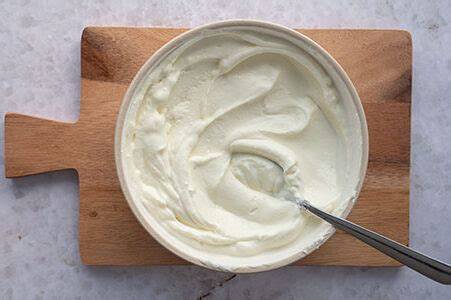 Creme in Schüssel glatt gerührt