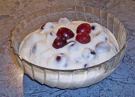 Creme mit Trauben und Karamellsauce