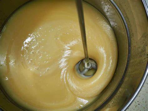 Cremehonig durch feines Rühren nach der Verflüssigung