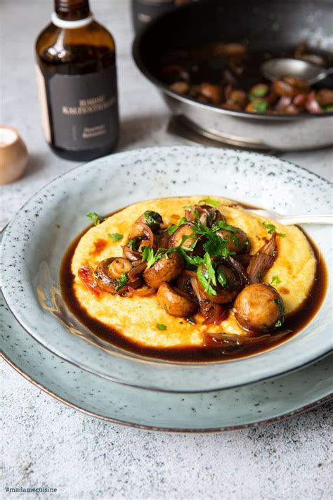Cremeige Parmesan-Polenta mit Honig-Balsamico-Champignons