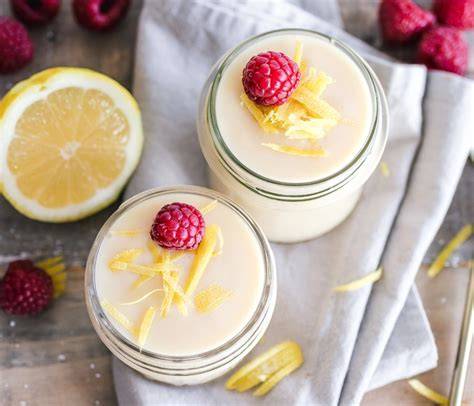 Cremeiger Vanillepudding mit weißer Schokolade in Glasschälchen