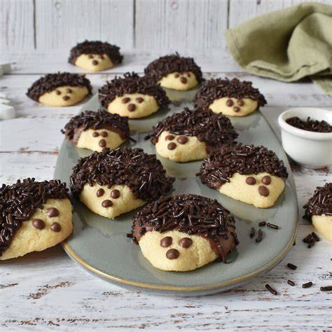 Cremekuppeln auf Plätzchen: forming igel-shaped mounds on bases