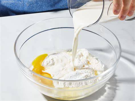 Crememasse mit Mandarinenstücken in einer großen Rührschüssel