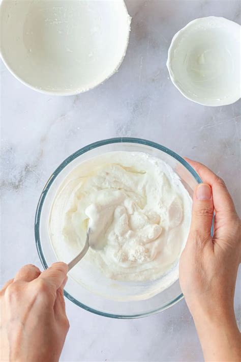 Cremige Mascarpone-Quark-Füllung in Schüssel