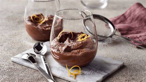 Cremige Mousse au Chocolat mit Nüssen als Topping