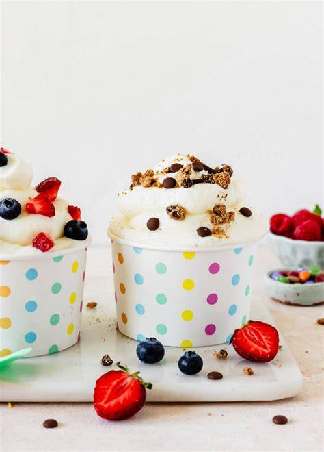 Cremiger Frozen Joghurt mit Toppings