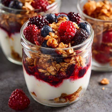 Cremiger Hafer-Pudding in einem Glas mit Beeren
