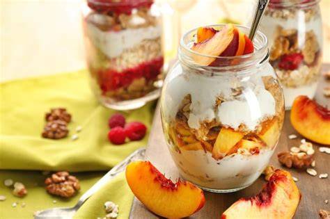 Cremiger Haferdrink im Glas und Schale mit Haferflocken