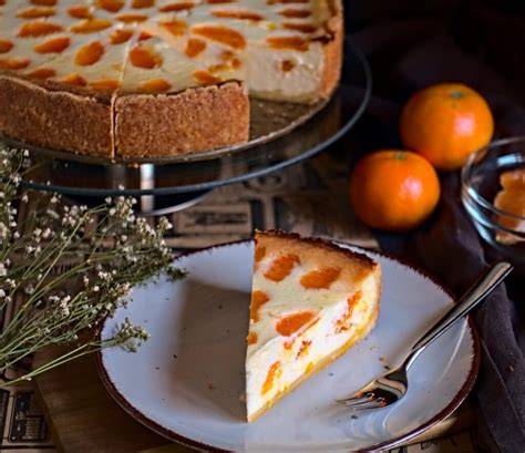 Cremiger Mandarinen‑Schmand‑Kuchen auf einem Kuchenteller