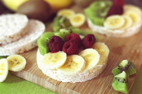 Cremiger Schoko-Hummus auf Brot mit Obst als gesunde Frühstücksidee