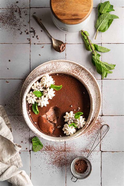 Cremiger Schokoladenpudding mit Pfefferminze, getoppt mit Vanillesahne und Kakaonibs
