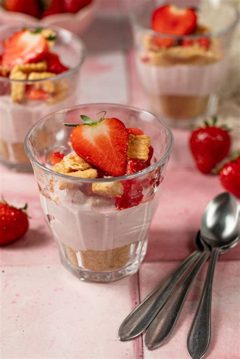 Cremiger selbstgemachter Schoko-Joghurt im Glas