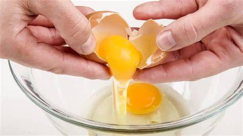 Cremiges Frischkäse-Schoko-Frosting, aufgeschlagen in der Schüssel