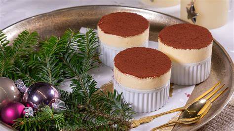 Cremiges Glühweineis in Schale, servierfertig