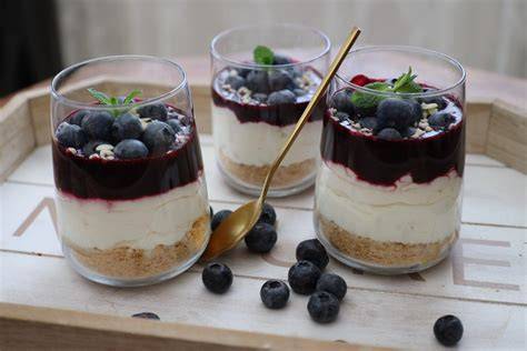 Cremiges Heidelbeer-Dessert mit Mandeln dekoriert