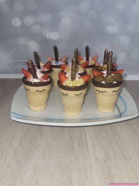 Cremiges Mascarpone-Sahne-Dessert in Waffelbechern dekoriert mit Schoko-Topping
