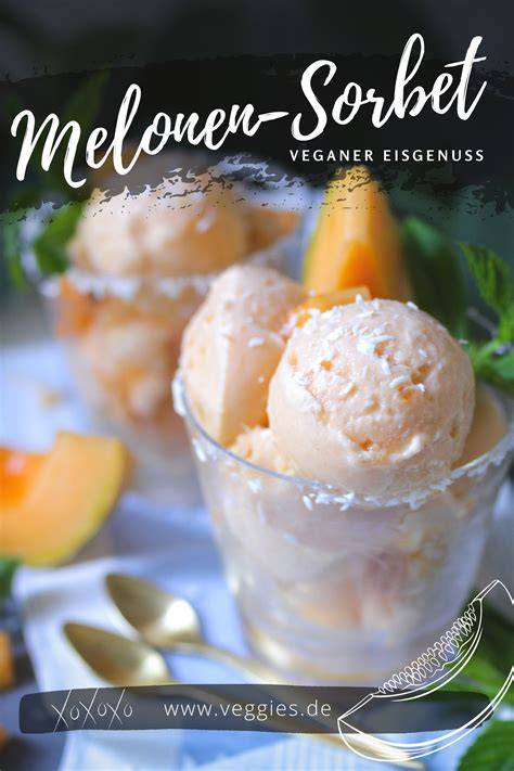 Cremiges Melonensorbet in Schalen serviert mit Minze