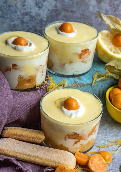 Cremiges Zitronen-Dessert in Glas mit Keksschichten