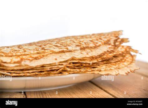 Crepe stapel auf Teller, goldgelb