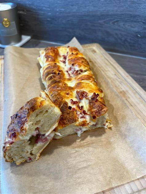 Croissant Brot aus Teiglingen in einer Kastenform