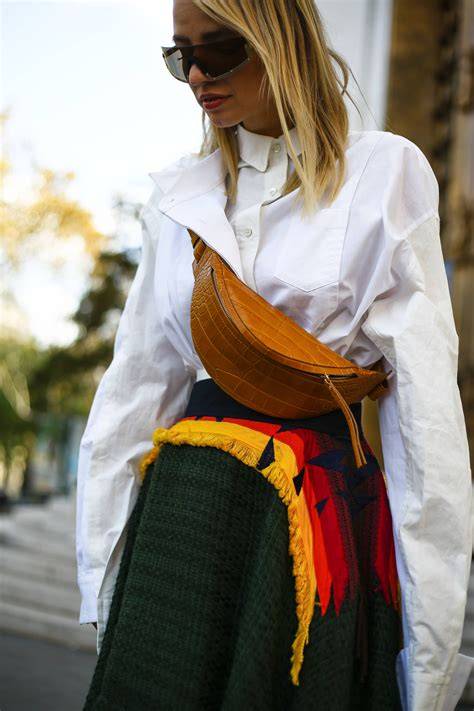 Croissant Tasche getragen über der Schulter, Outfit-Inspiration