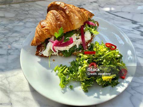 Croissant auf Frühstücksteller