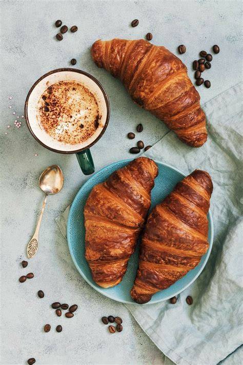 Croissant mit Café Crème im Pariser Bistro