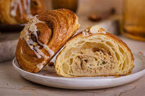 Croissant mit Marmelade und Nüssen als Topping