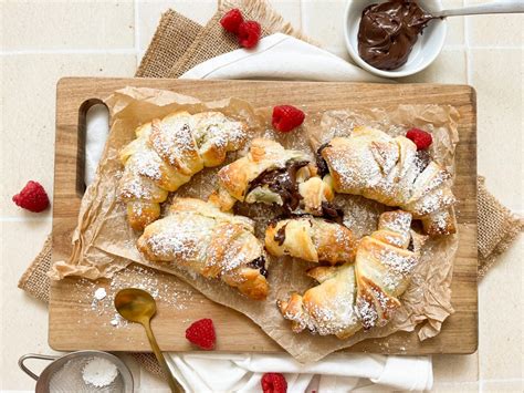 Croissant-Hörnchen gefüllt mit Schokolade und Marmelade