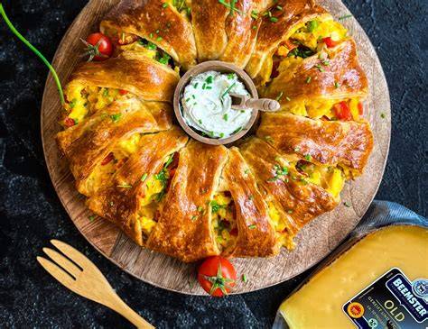 Croissant-Ring mit Rührei und Käse, appetitlich angerichtet