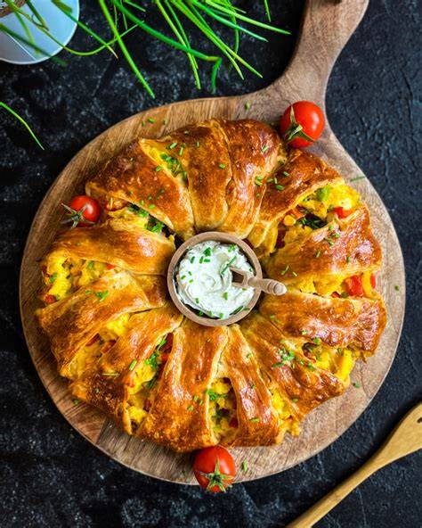 Croissant-Ring vor dem Backen, mit Käse und Rührei
