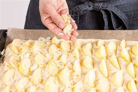 Croissant-Rohlinge auf einem Backblech vor dem Backen
