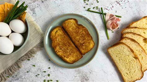 Croissant-Toast Scheiben auf einem Teller, goldbraun getoastet